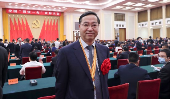 郭宏新董事長(zhǎng)被中共中央授予建黨百年“全國優(yōu)秀共產(chǎn)黨員”稱號(hào)